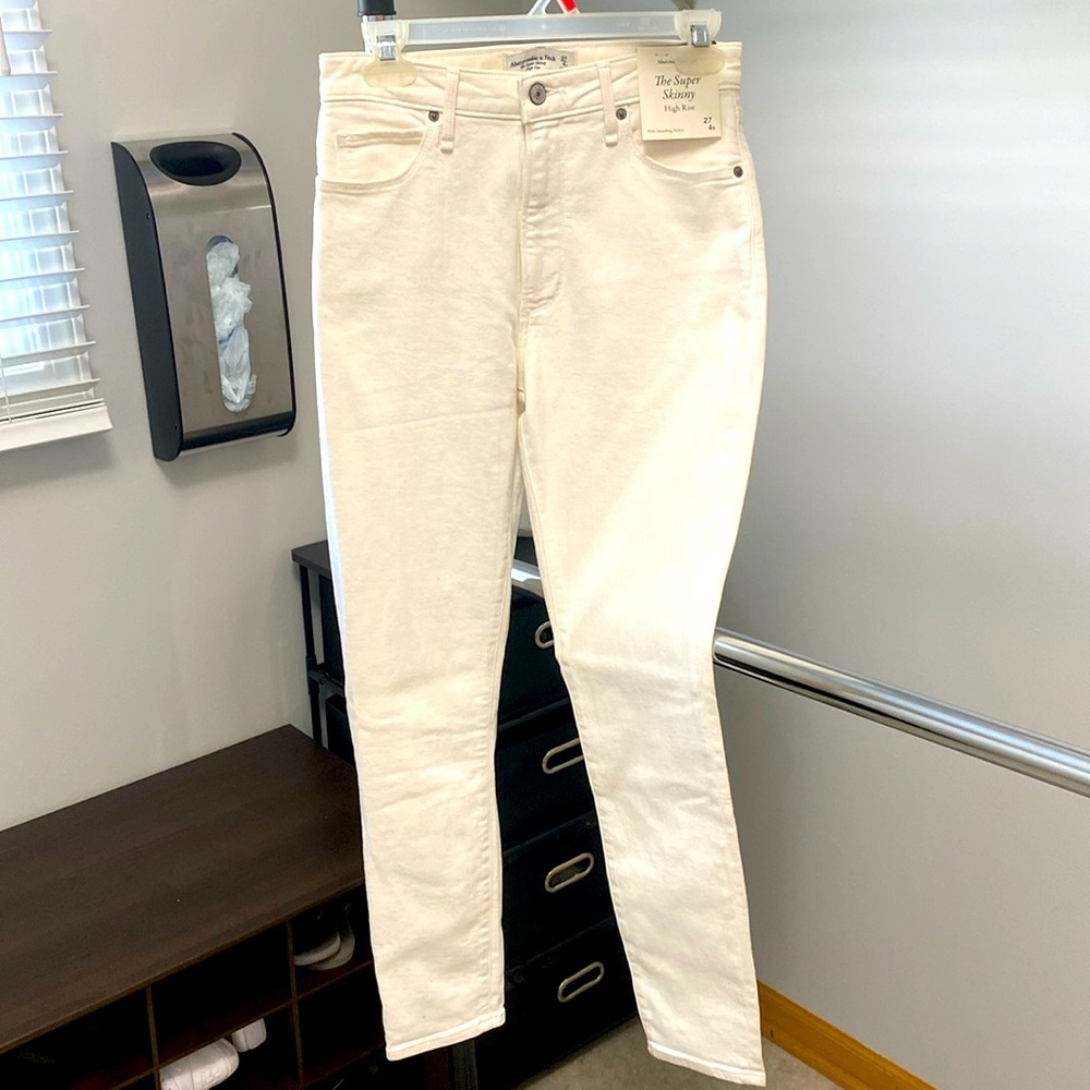 Selling because I never wore these! Abercrombie super skinny high rise.